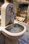 Una fontana di acqua fresca nel centro del paese di Saint-Paul-de-Vence, Francia.




