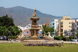 La bella fontana all'incrocio fra Avenida Juan Carlos I° e Avenida de Espana a Estepona, Spagna - © Caron Badkin / Shutterstock.com