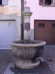 Fontana antica in piazza San Giovanni a Schignano, Lago di Como (Lombardia) - © Pifoyde - CC BY-SA 3.0, Wikipedia