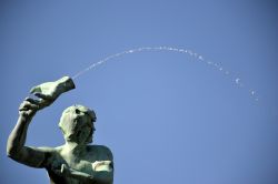 Fontana di Silvius Brabo, Anversa: si trova al centro di Grote Markt, la piazza principale, e ritrae il soldato romano Silvius Brabo nell'atto di gettare la mano tagliata del gigante Druon ...