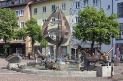 La Buchhornbrunnen, creata da Gernot Rumpf e inaugurata nel 2001 per celebrare la fondazione di Friedrichshafen nel 1811 dall'allora città di Buchhorn - © Mikhail Markovskiy ...