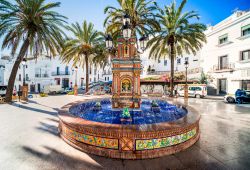 La fontana con piastrelle in ceramica colorata al centro di Plaza de Espana a Vejer de la Frontera, Andalusia, Spagna.


