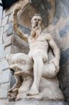 Fontana con scultura a Besancon, Francia: la statua rappresenta un vecchio uomo seduto su un pesce. 

