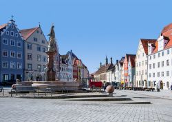 Fontana con statua della Vergine nel centro di Landsberg am Lech, Germania.
