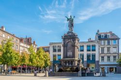 Fontana con statua di Urbano II° in Place Victoire a Clermont-Ferrand, Francia - © milosk50 / Shutterstock.com