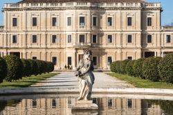 Fontana con statua neo classica davanti a Villa Farsetti, Santa Maria di Sala (Veneto) - © Massimo Pollani / Shutterstock.com