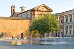 Fontana con zampilli d'acqua a Reggio Emilia, Emilia Romagna. - © ppl / Shutterstock.com