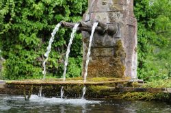 Fontana del XVII secolo nel centro di Hunawih, Francia - © Philippe Hallé / iStockphoto LP.