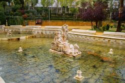 Fontana del Re nel centro di Priego de Cordoba, Spagna. La costruzione venne iniziata nel XVI° secolo e terminata nel XIX°. A progettarla in stile barocco fu Remigio del Marmol che la ...