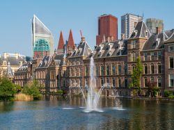 Fontana di fronte al Parlamento olandese a L'Aia. Il Binnenhof è la più antica sede al mondo di parlamento ancora in uso. Sullo sfondo, la skyline della città.
