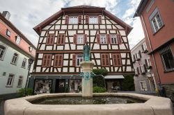 Fontana e casa medievale nel centro di Kronberg im Taunus in Germania