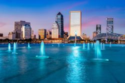 Fontana e panorama a Jacksonville in Florida