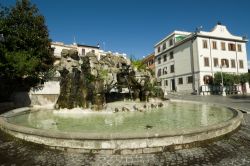 Fontana e rovine archeologiche a Lanuvio nel Lazio