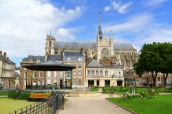 Un'area verde con la fontana e sullo sfondo la cattedrale di Nostra Signora di Amiens, Francia. Costruita fra il 1220 e il 1266, con i suoi 7 mila metri quadrati di superficie è la ...