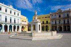 Fontana in centro a Plaza Vieja, il cuore coloniale della capitale di Cuba, L'Avana.