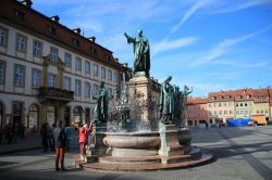 Fontana in piazza Maximilian nella città di Bamberga nei pressi di Bayreuth, Germania. La statua è dedicata all'imperatore Massimiliano I° - © ALESHKIN VIACHESLAV ...