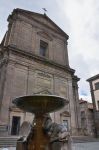 Fontana in piazza Umberto I° nel centro di vetralla, Lazio. Sullo sfondo, il duomo cittadino.



