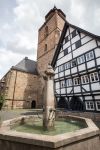 Fontana in pietra di Cappuccetto Rosso nel centro storico di Alsfeld in Assia (Germania)