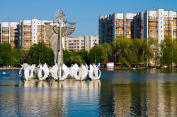 Fontana in un lago artificiale nel centro di Samara, Russia.
