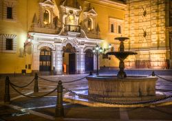 La fontana nella piazza antistante il Monastero di San Francisco a Lima (Perù). La chiesa si trova ad appena un isolato dal río Rímac, il fiume che attraversa la capitale ...