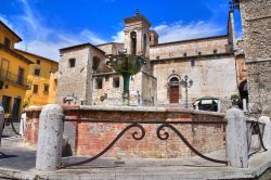 La fontana monumentale nel centro del borgo di Narni in Umbria - © Mi.Ti. / Shutterstock.com