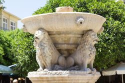 Fontana Morosini a Heraklion, Creta - In piazza Venizelou, in pieno centro ad Heraklion, si trova la fontana Morosini fatta erigere nel 1628 dal comandante veneziano Francesco Morosini nello ...