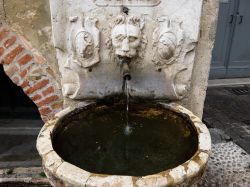 Una fontana nel centro di Asolo (Treviso), soprannominata "la città dai Cento Orizzonti" da Giosué Carducci.