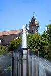 Fontana nel centro di Guadalajara con il campanile della chiesa del Forte sullo sfondo, Spagna.

