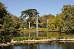 Fontana nel Giardino della Source presso il parc floral d'Orléans, uno dei Giardini della Loira in Francia