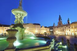 La fontana Samson nella piazza centrale di Ceske ...