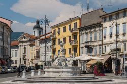 La fontana nella piazza principale di Gorizia, Piazza Vittoria, Friuli Venezia Giulia, Italia - © Lev Levin / Shutterstock.com