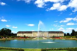 Fontana nello stagno di fronte al palazzo reale di Ludwigsburg, Baden-Wurttemberg, Germania - © Yuriy Davats / Shutterstock.com