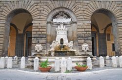 Fontana sulla facciata del Municipio di Nepi