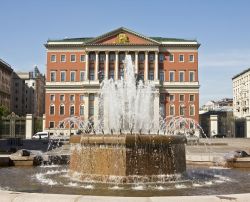 Fotografia della fontana di via Tverskaya a Mosca, Russia - Un palazzo governativo con di fronte una graziosa fontana da cui zampilla acqua  © Irina Afonskaya / Shutterstock.com 