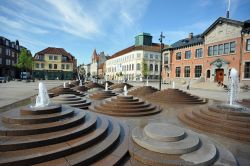 Toldbodsplads, Aalborg: quesa curiosa fontana che getta zampilli d'acqua a varie altezze è situata nei pressi del porto ed è parte del progetto di riqualificazione dell'area ...
