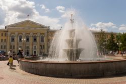 La fontana davanti a uno degli edifici dell'Università di Tomsk, una delle più importanti della Russia - © Oksana_Shmatok / Shutterstock.com