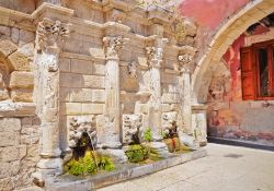 Fontana Veneziana a Rethymno, isola di Creta, Grecia - © mirc3a / Shutterstock.com