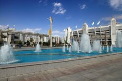 Fontane con acqua zampillante al complesso sportivo di Ashgabat, Turkmenistan, in una giornata di sole  - © velirina / Shutterstock.com