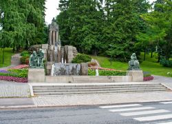 Fontane e sculture di Nasi Park a Tampere, Finlandia - Progettate da Emil Wikstrom queste opere sculutoree simboleggiano il ciclo della vita - © Byelikova Oksana / Shutterstock.com 