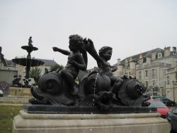 Fontane in bronzo nel cuore di Bruges, dipartimento dello Cher (Francia). Sullo sfondo, gli eleganti palazzi signorili del centro cittadino - © Liudmyla Leshchynets / Shutterstock.com
