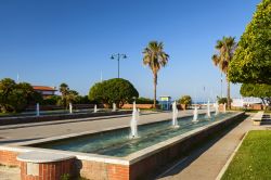 Fontane sul lungomare di Forte dei Marmi all'alba, Toscana.
