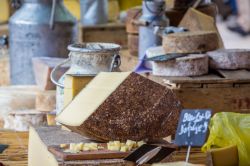 Formaggio in un mercato di strada di Beaune, Borgogna, Francia.

