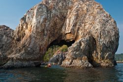 Formazione naturale con arco in un isolotto dell'arcipelago di Mergui, Myanmar. Questi luoghi sono conosciuti dagli appassionati di immersioni. 

