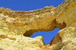 Una singolare formazione rocciosa nella spiaggia di Vale Do Olival a Armacao de Pera, Portogallo.

