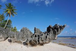Formazione rocciosa su una spiaggia tropicale sull'atollo di Tikehau, arcipelago delle Tuamotu, Polinesia Francese.
