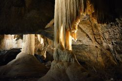 Formazioni calcaree all'interno delle grotte di Punkva a Blansko, Repubblica Ceca.
