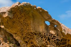 Formazioni di arenaria nell'area di Gran Canto a Jaizkibel, provincia di Guipuzcoa, Paesi Baschi. Si tratta di una spettacolare parete di arenaria di colore arancione lunga circa 100 metri: ...