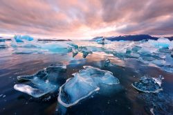 Formazioni di ghiaccio nella laguna di Jokulsarlon, Islanda. Siamo nel Vatnajokull National Park istituito nel giugno 2008. Si tratta del ghiacciaio più grande d'Europa per volume.
 ...