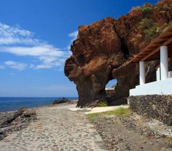 Formazioni rocciose a Alicudi, Sicilia - Uno scorcio panoramico dell'isolotto di Alicudi, nelle Eolie. Poche case e nessuna strada ma solo antiche mulattiere e sentieri di ciottoli e pietre: ...