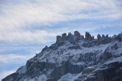 Formazioni rocciose a Glattalp fotografate all'imbrunire in inverno, Svizzera. Fino a maggio inoltrato si possono effettuare escursioni sugli sci.
